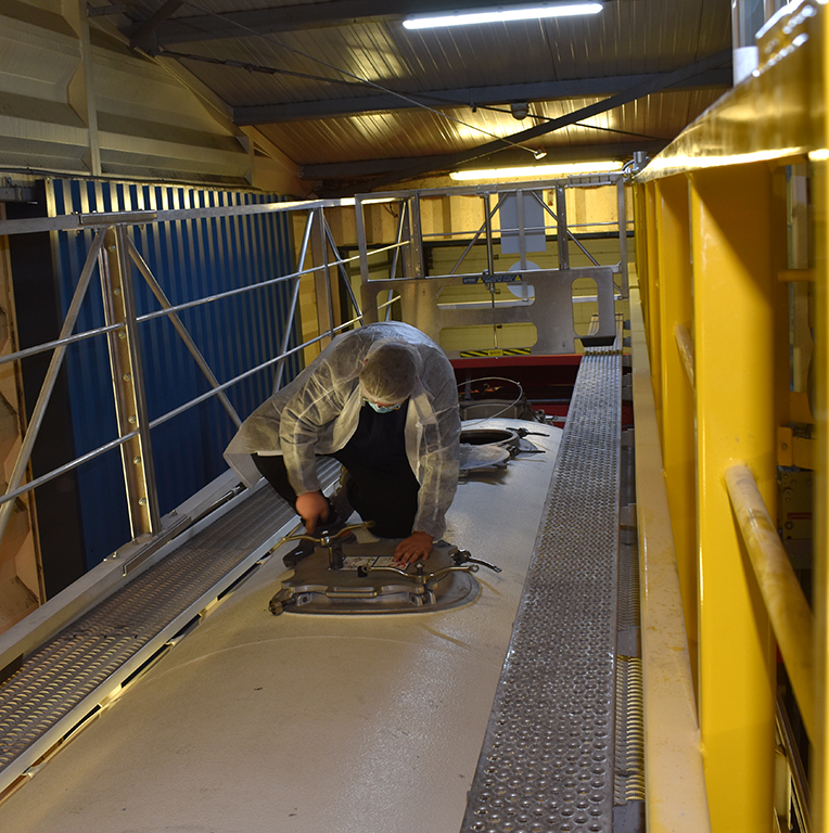 Driver on tanker top, Pacquet