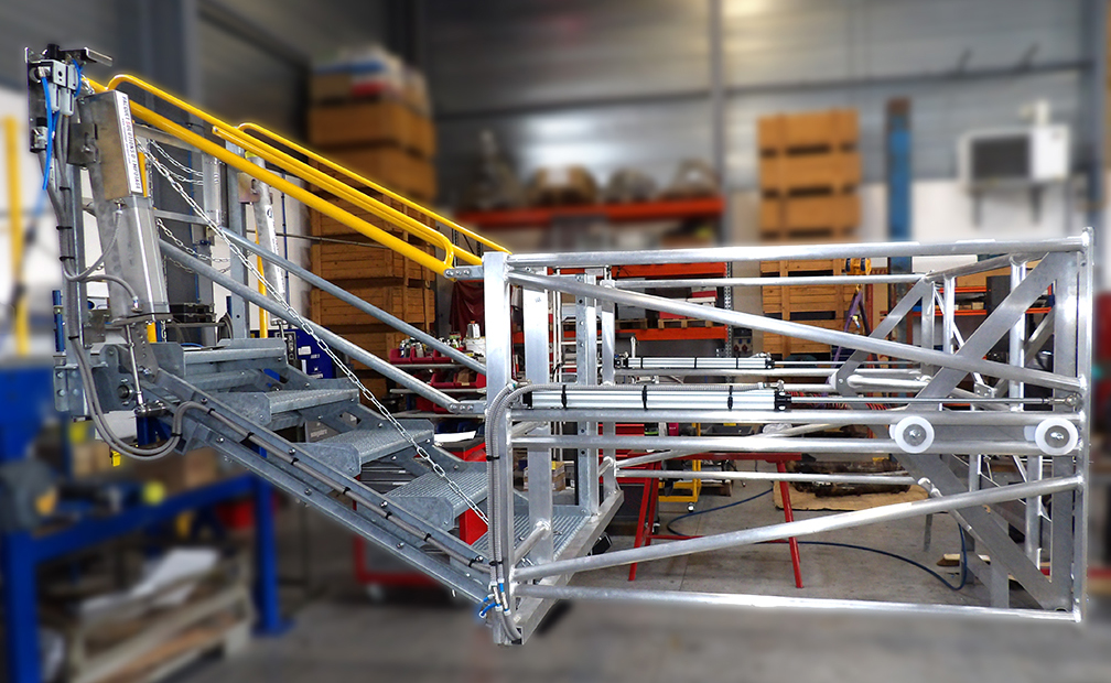 Folding stairs with a close-fitting safety cage, Pacquet