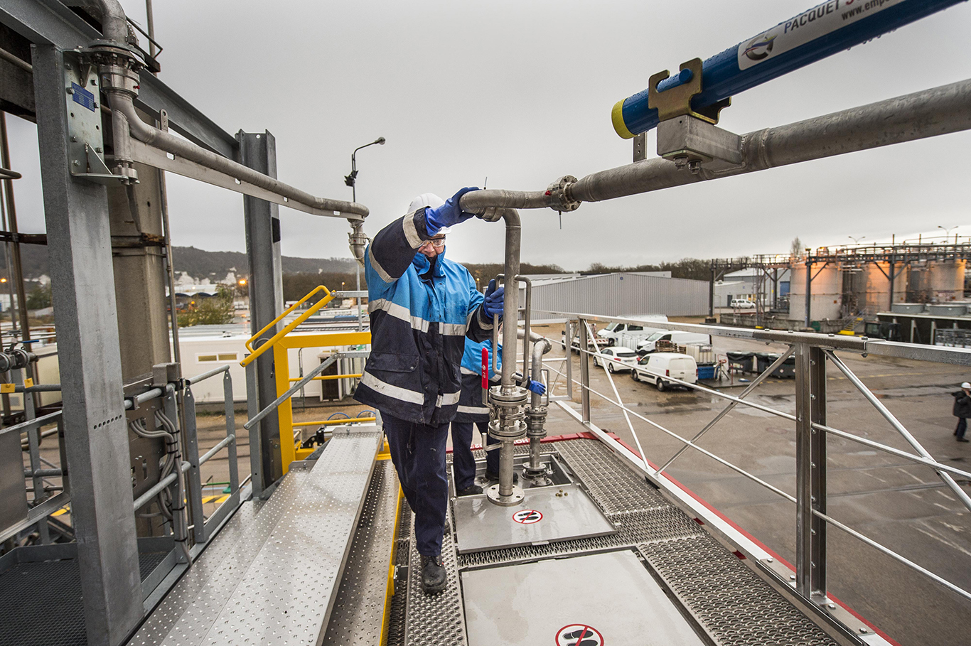 Loading equipment, security on tanket top, Pacquet