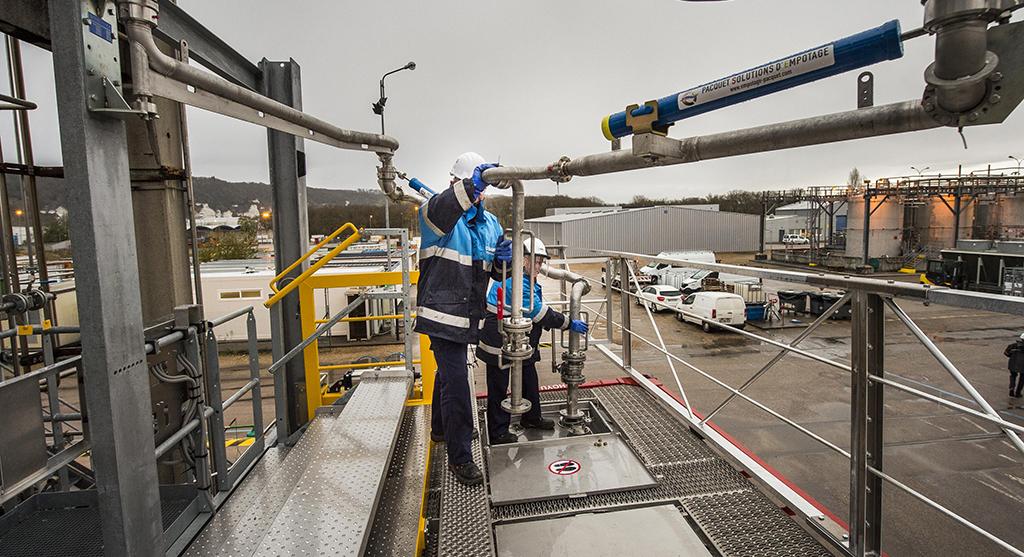 Loading solution and access gangway to tanker top, top loading arm, Pacquet 