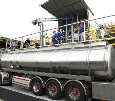 Complete loading solution to tanker top, loading arm and Monte et Baisse gangway, Pacquet