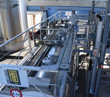 Poste d'accès Passerelle Monte et Baisse, barrières escamotables à commande à distance, Pacquet