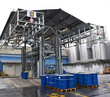 Poste d'accès double Monte et Baisse et barrières escamotables à commande déportée, Pacquet