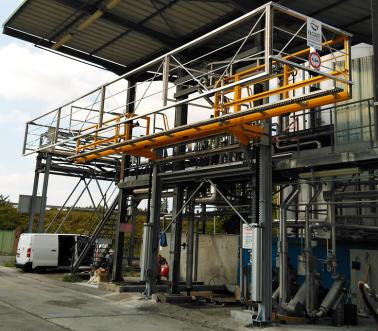 Loading system with Monte et Baisse gangaway and 12m long safety cage, Pacquet