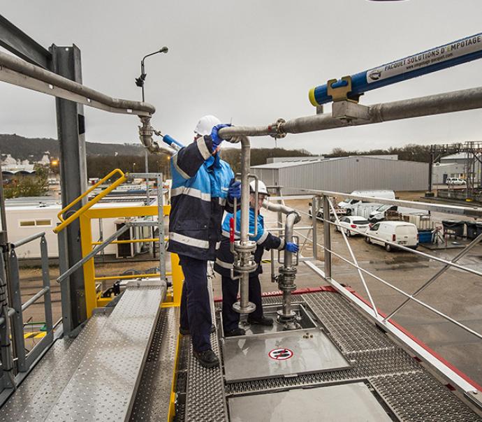 Loading solution, safe access to tanker top, access gangway, Pacquet
