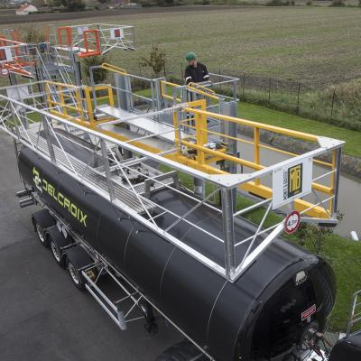Monte et Baisse toegangsbordes met platform en trap, topbelading tanks, Pacquet