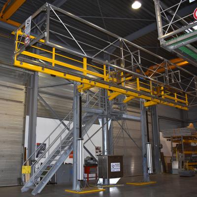 Monte et Baisse toegangsbordes met platform en trap, topbelading tanks, Pacquet