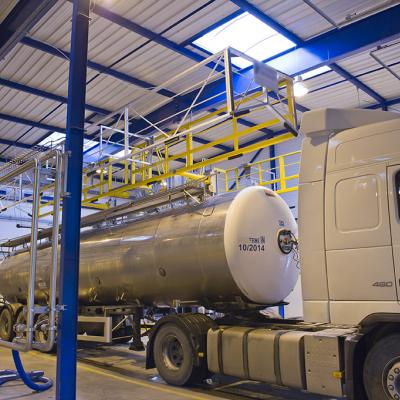 Monte et Baisse toegangsbordes met platform en trap, topbelading tanks, Pacquet