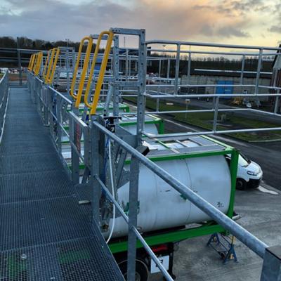 Toegangsbordes met klaptrap voor topbelading van tanks met platform en trap, Pacquet